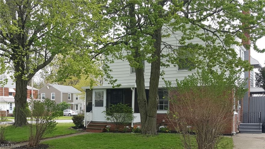 Located on a cul-de-sac, come see this beauty, why rent when you can have your own 2 bedroom colonial and do nothing! You'll love this new kitchen, cabinets are double raised panels that are self closing, appliance package includes new stainless steel refrigerator and stove, gorgeous pergo flooring throughout, gorgeous new bath and bath window, new carpet, new lighting fixtures and mini-blinds, freshly painted in and out, updated electrical, the roof is under 6 years old, new porch storm door, basement and a 1 year Home Warranty included. Clear Point of Sale!









New Storm Door on Porch Going on After Pi