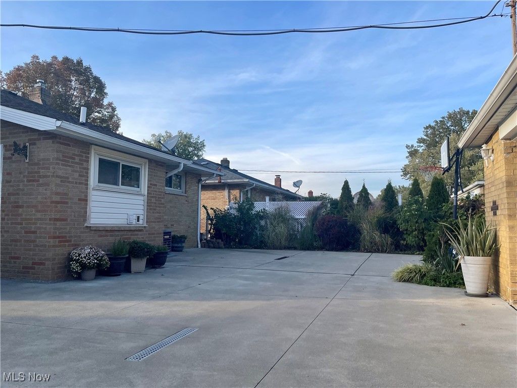 Photo of 835 Pendley Road, Willowick, OH 44095 (MLS # 5166065)