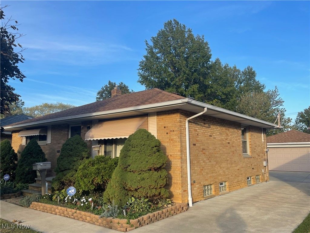 Photo of 835 Pendley Road, Willowick, OH 44095 (MLS # 5166065)