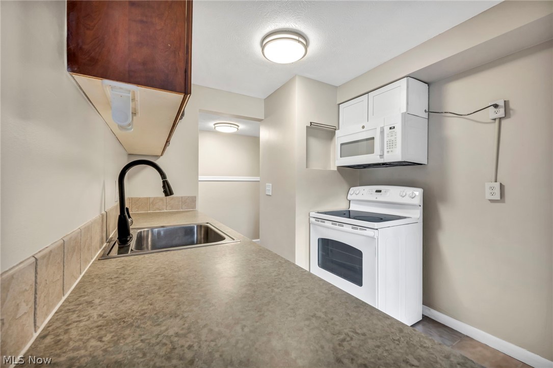 Golden Oaks Condo - Residential