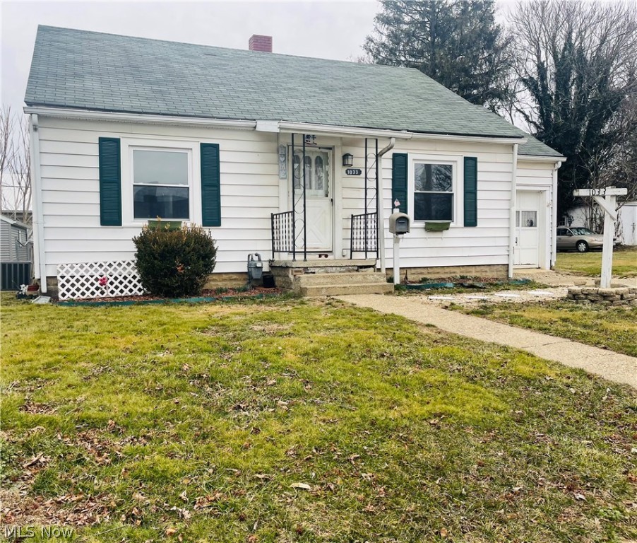 Look what we have here...Nice 3 bedroom/1 Bath home located in the heart of Zanesville. Property has a one car attached garage and a fenced in backyard as well. Home is just in need of a little extra love to bring it back to its original beauty. Call today to schedule your private showing.