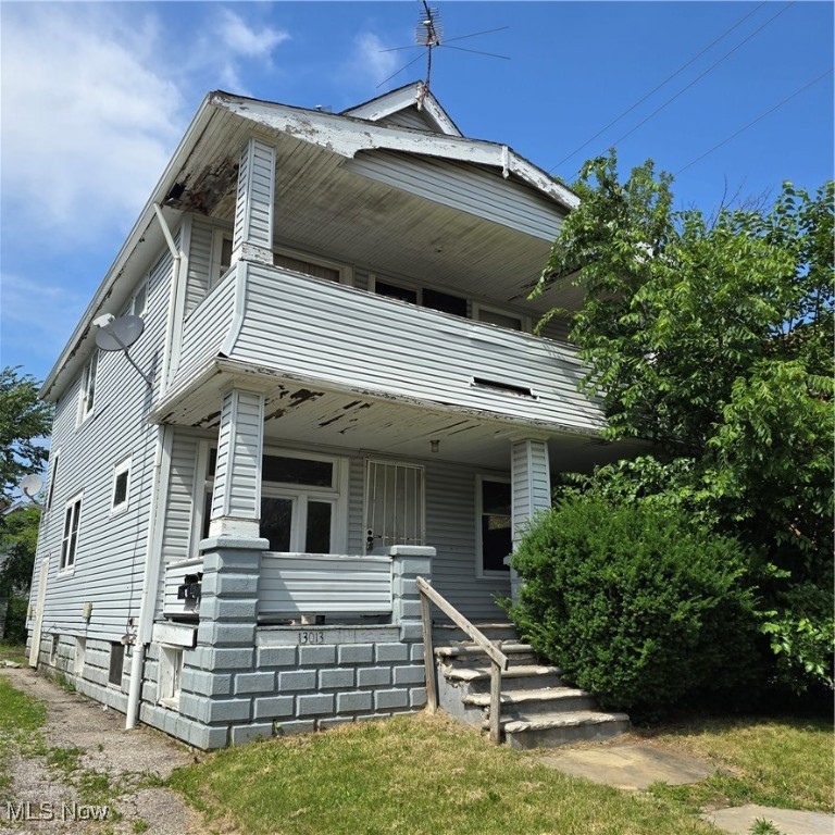 Vinyl sided two family. On a dead end street. Needs some repairs. Vacant. To be sold "as is". Easy to show.