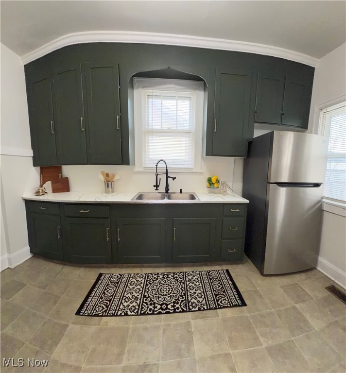 Main image without alt text