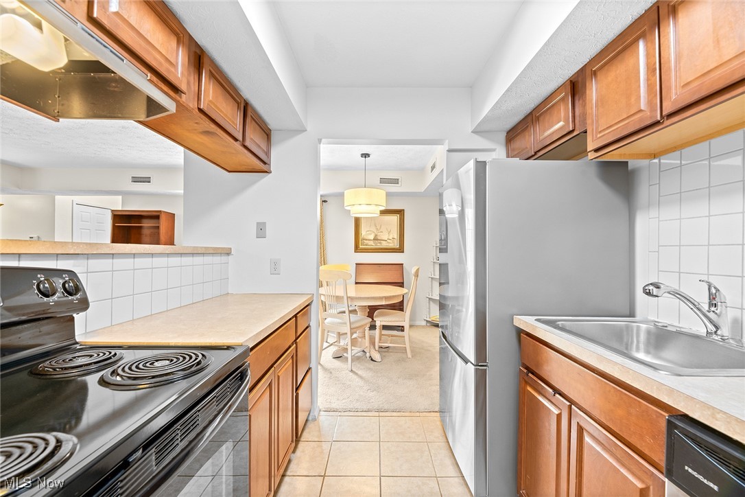 4916 Friar Road #D, Stow, Ohio image 12