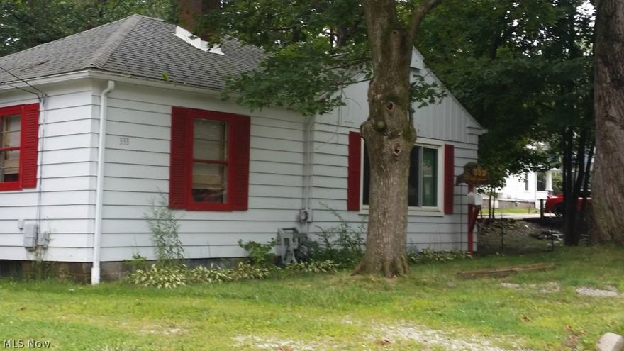 This cozy Ranch is a 2 Bedroom, 2 Bath home in Kent featuring hardwood floors in 2 Bedrooms, Fireplace in Living Room, One Car Garage, Fenced in
Backyard. Home also features Enclosed Porch 11 x 7 & Deck,15 x 14. New Roof in 2009, New Furnace in 2011, New Hot water Tank, Ceiling Fan in Master
Bedroom, New Energy Efficient picture window in Living Room. This Home is very close to Kent State University, shopping amenities and Downtown. Special owner occupant incentive are available for a very limited time This home is a Fannie Mae HomePath property that is eligible for FHA 203K or a renovation loan that can include brand new stainless steel energy efficient appliances .