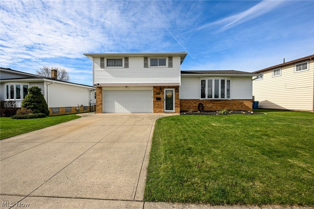 Photo of 6878 Lantern Lane, Parma Heights, OH 44130 (MLS # 5196305)