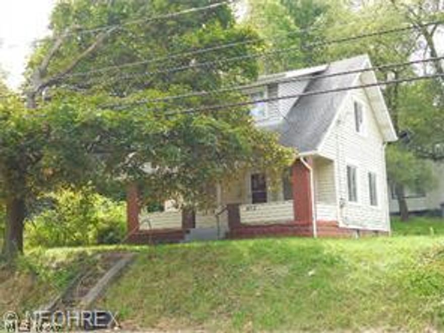 Very open floor plan in this 2 bedroom 1 bath home.  Large corner lot with nice front porch.  Full basement with laundry hookups.