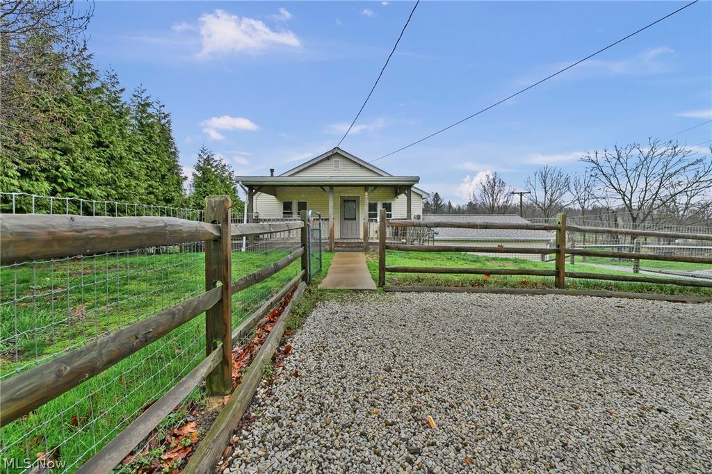 Photo of 475 Munroe Falls Road, Tallmadge, OH 44278 (MLS # 5200301)