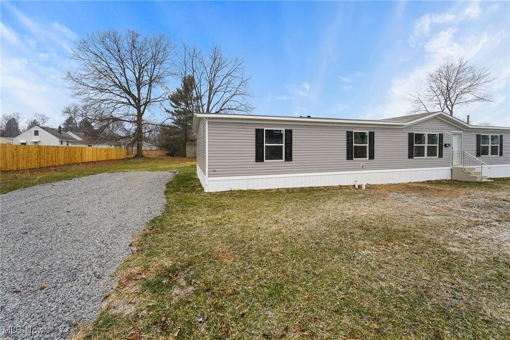 Photo of 541 Lincoln Avenue, Struthers, OH 44471 (MLS # 5178786)