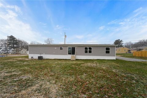 Tiny photo for 541 Lincoln Avenue, Struthers, OH 44471 (MLS # 5178786)