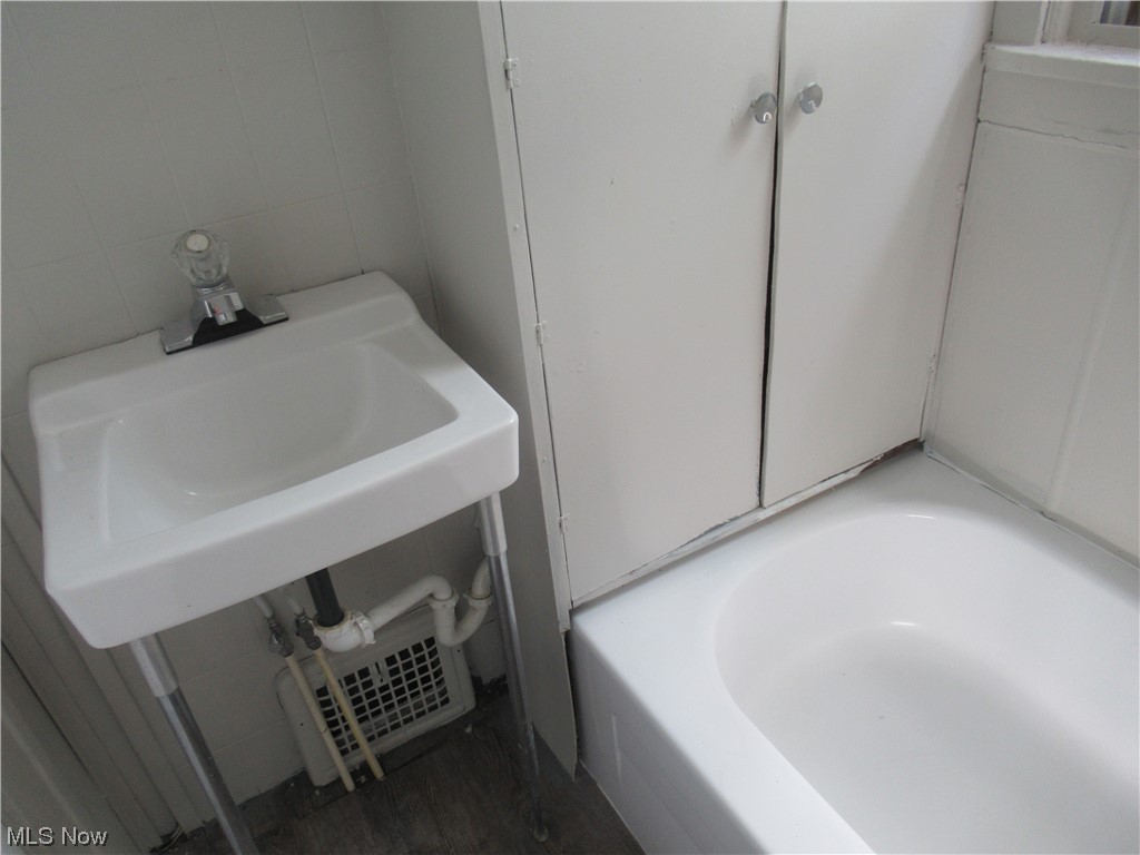 Scott-Hall-Clark Companys Sub - Residential Lease