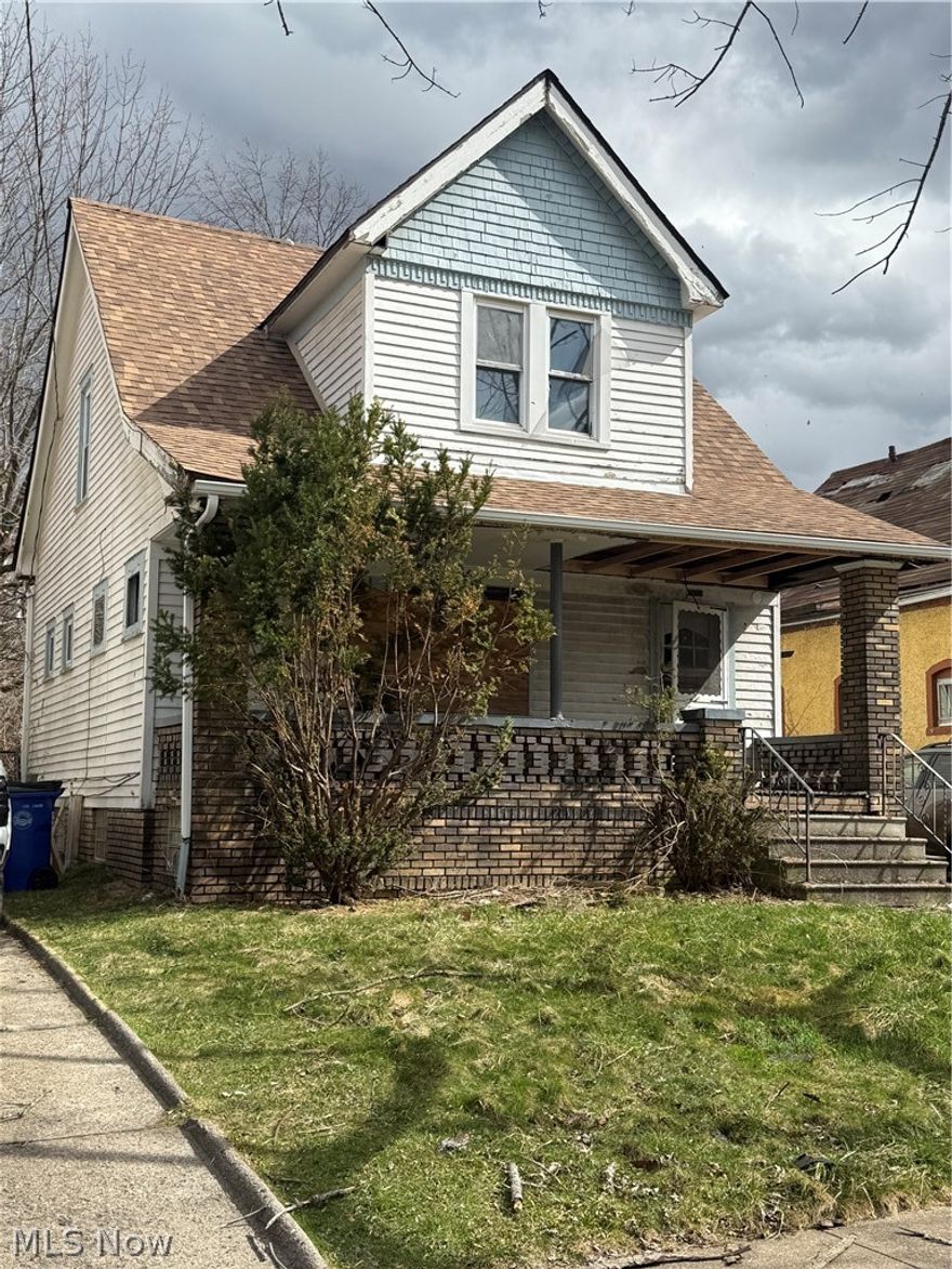 investors and rehabbers - opportunity in the buckeye - shaker area 3 bedroom cape code ,roof is brand new 
being sold as -is seller willing to remove all trash out before closing , delivering a broom-clean hoise ready fir immediate renovation