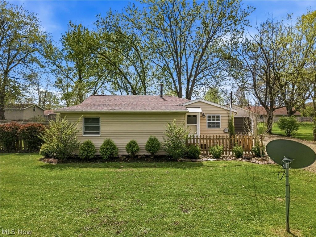 Photo of 6982 Mcclure Road, Hubbard, OH 44425 (MLS # 5203821)