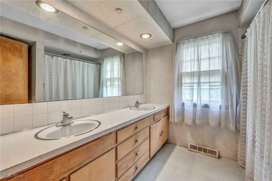 13443 Lakewood Drive, Chesterland, Ohio image 35