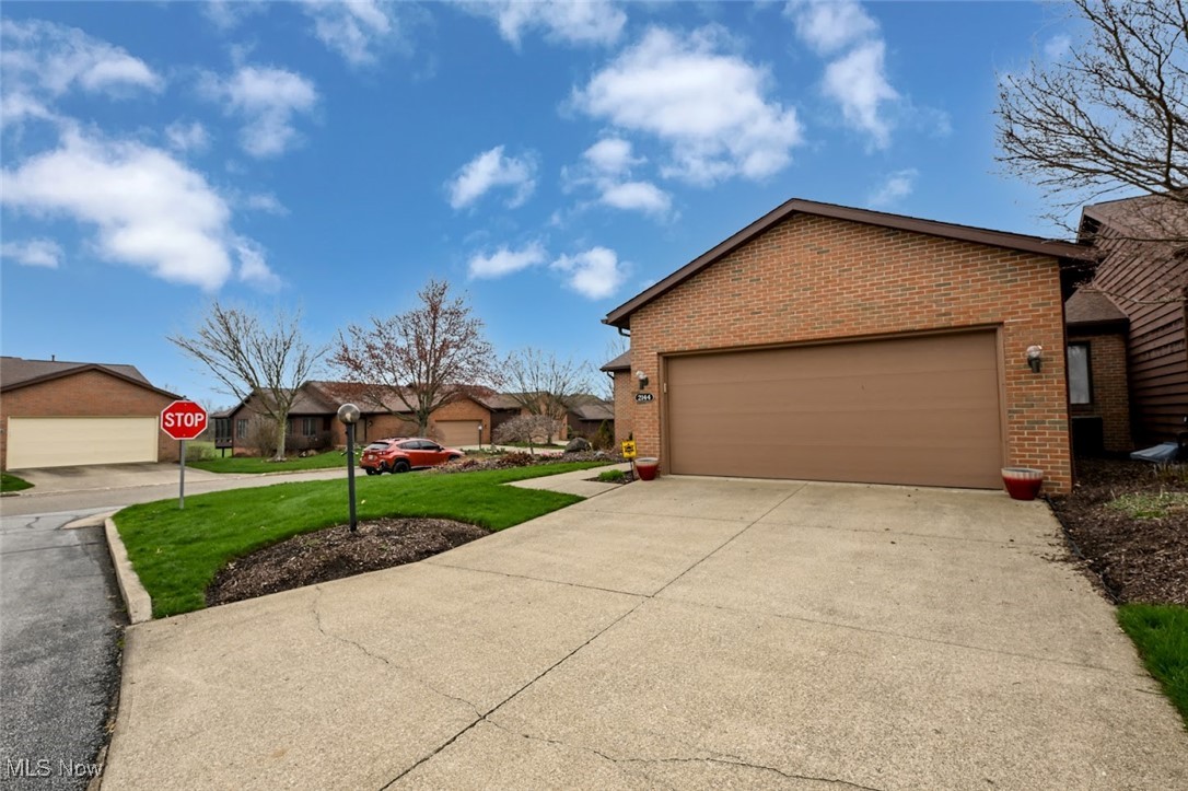2144 Prestwick Drive, Uniontown, Ohio image 2