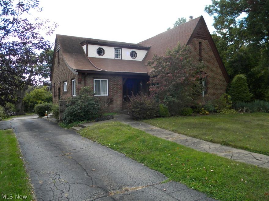 Absolute auction, all sells to the highest bidders on location: FRIDAY - NOVEMBER 14, 2014 - 11:30AM
Charming Tudor Home
Corner Lot - Home Or Business
Zoned B-1 Neighborhood Business
Plain Township - Plain Schools
Stark Co.
Unique Tudor home Zoned B-1 Neighborhood Business on double corner lot (.68 acre), 2,202 sq. ft. living area. Home having large living room with vaulted ceilings with exposed timbers and as fireplace - formal dining room with exposed timbers - kitchen with appliances, tile floors and breakfast nook - front & side entrances - two bedrooms and full shower bath on the main level. Second level having two bedrooms, full bath and nice loft area overlooking the living room. Divided basement with two-car garage with plenty of blacktop parking spaces, office area and laundry room - gas FA furnace with central air - breaker electric. Great opportunity, adaptable to many uses - check zoning for all your needs. 
TERMS ON REAL ESTATE: 15% down auction day, balance due at