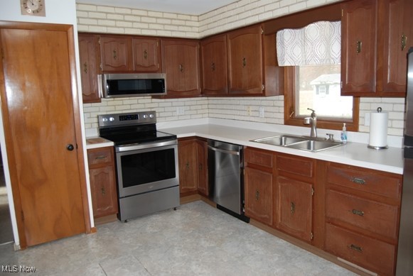 13585 Pineview Court