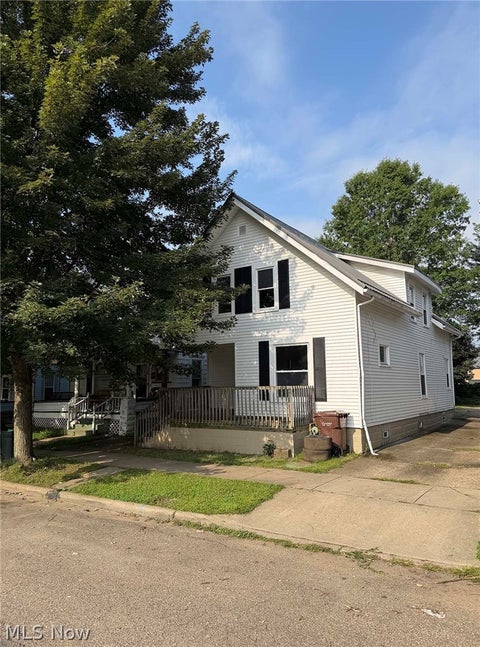 Homes For Sale - 140 4th Street<br/> New Philadelphia, OH 44663