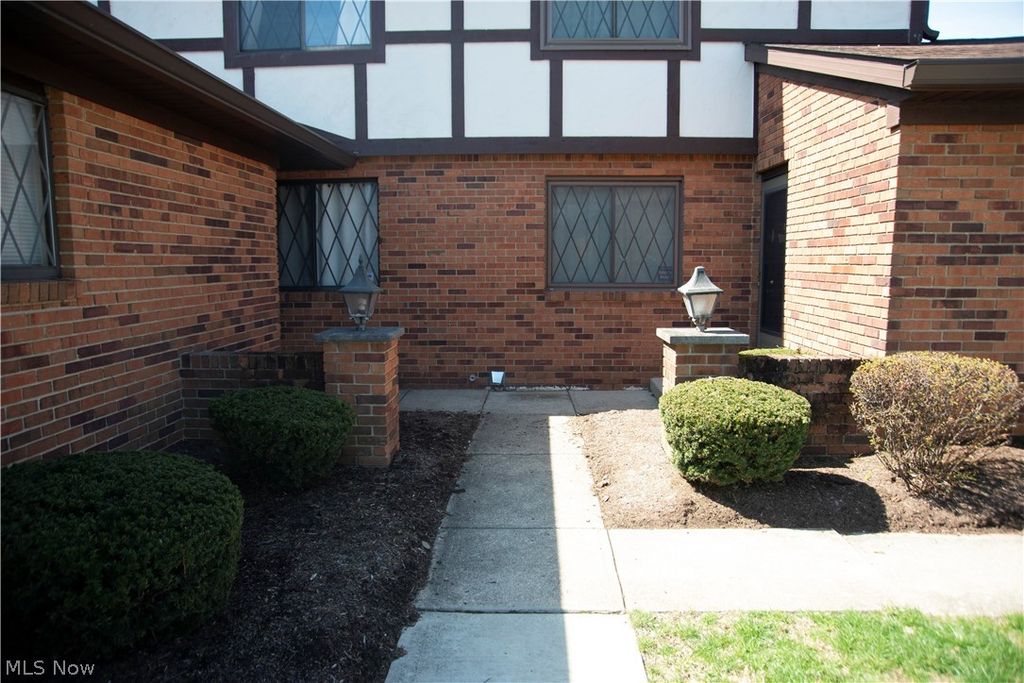 Photo of 5069 Beckenham Court, Columbus, OH 43230 (MLS # 5196986)
