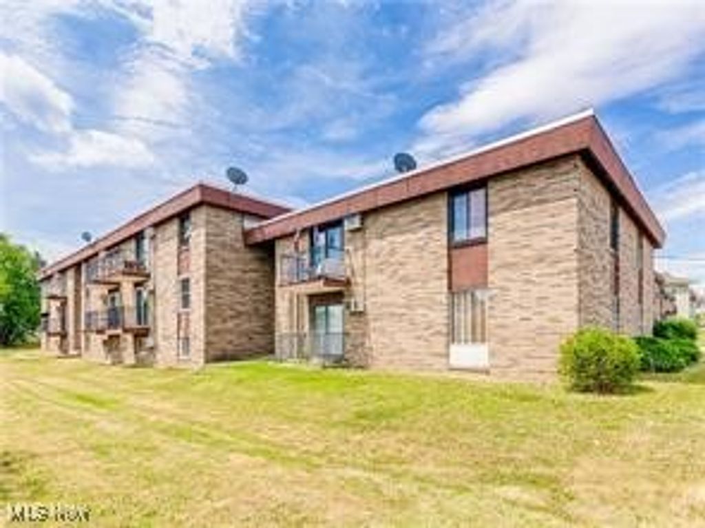 Photo of 16111 Maple Park Drive, Maple Heights, OH 44137 (MLS # 5181321)