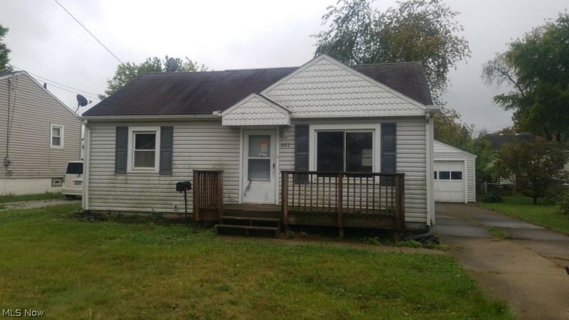 2 bedroom ranch located in Barberton. Full basement could be converted into additional living space. Just needs your finishing touches to be all it can be.