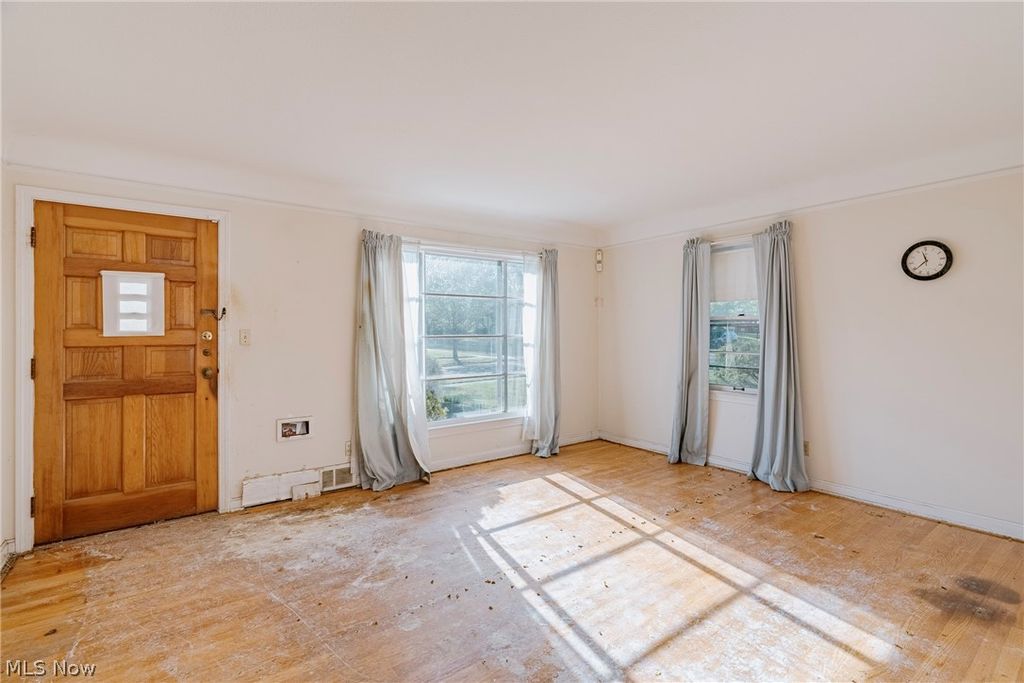 Photo of 1004 Woodview Road, Cleveland Heights, OH 44121 (MLS # 5204236)