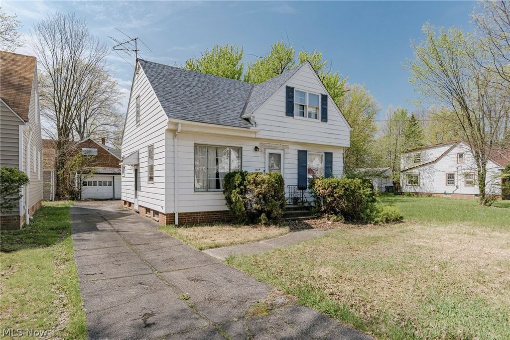 Photo of 1004 Woodview Road, Cleveland Heights, OH 44121 (MLS # 5204236)