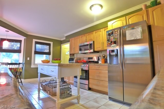 Main image without alt text