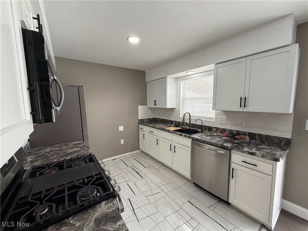 1054 Karen Drive, Akron, Ohio image 17