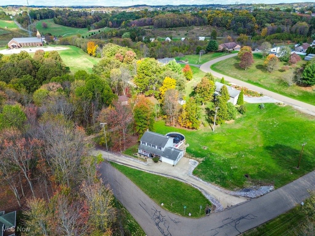 Photo of 819 Courtview Drive, Carrollton, OH 44615 (MLS # 5166304)