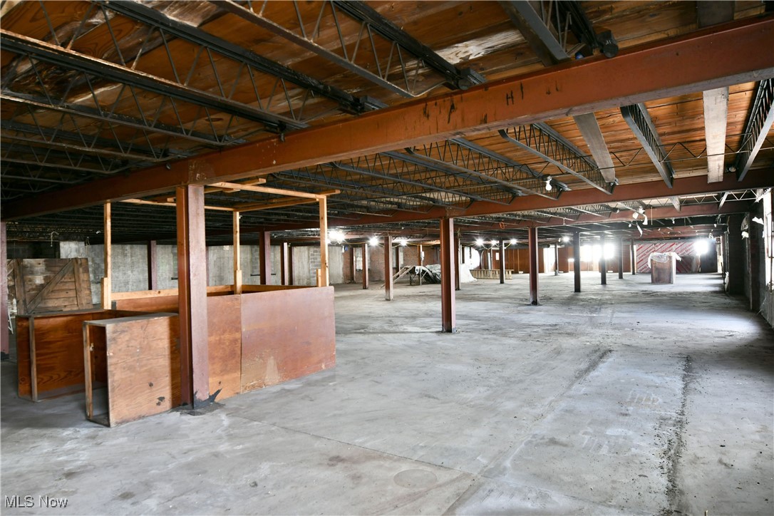 City/Youngstown - Commercial Sale