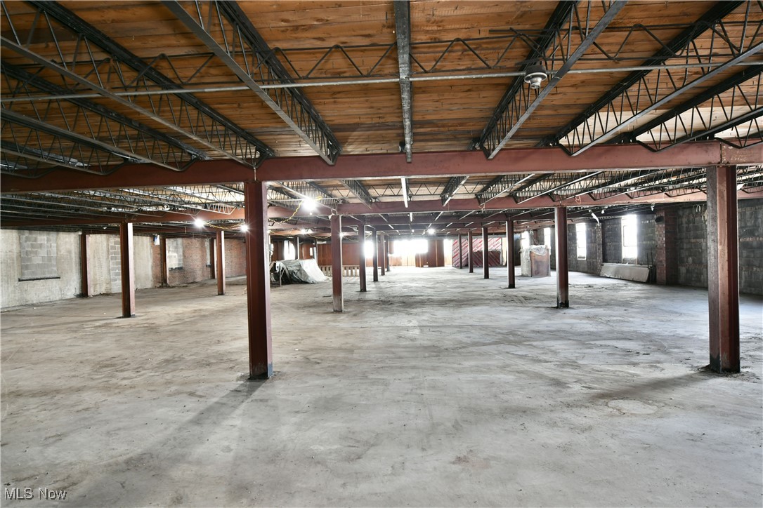 City/Youngstown - Commercial Sale