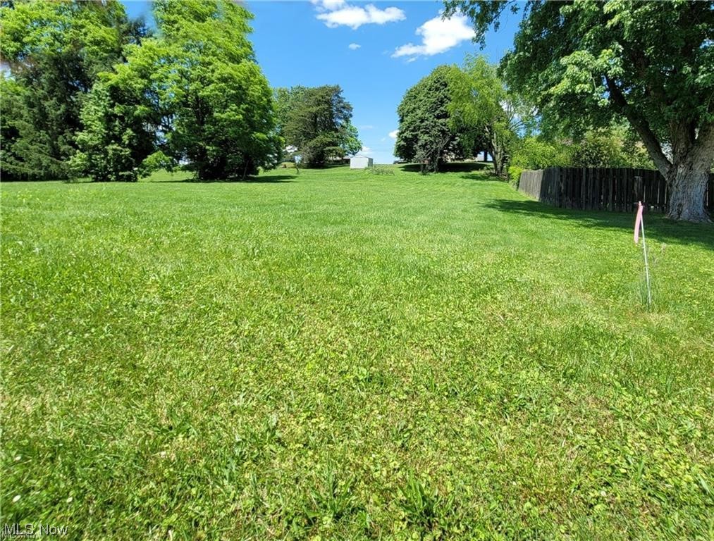 Beautiful laying lot with nice surroundings.