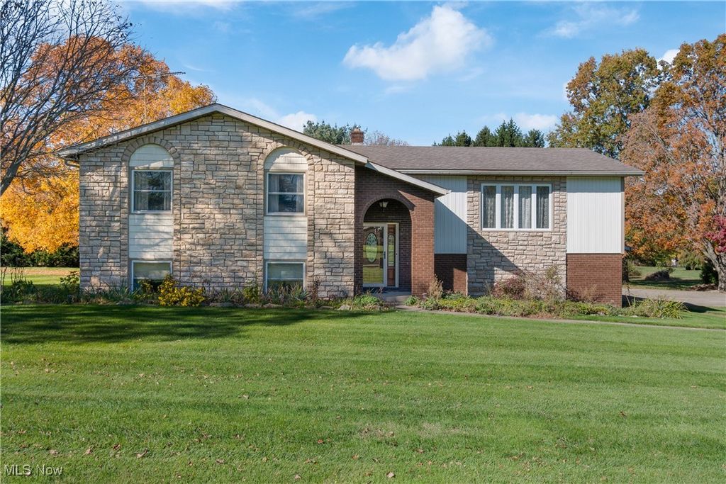 Photo of 2660 Mayfair Circle, Akron, OH 44312 (MLS # 5168090)