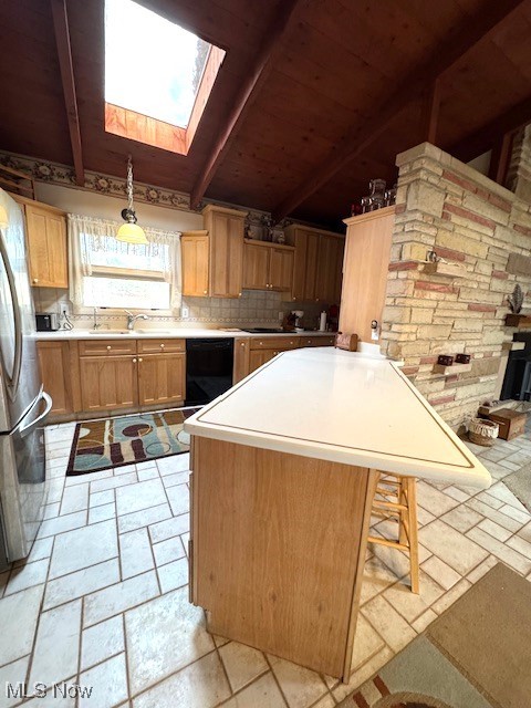 Main image without alt text