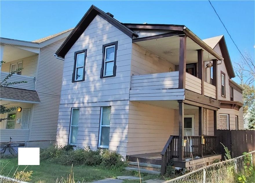 Great investment opportunity - Needs some TLC 
This noicetwo bed 1 bath up and down unit is ready for that handy man or contractor that is looking to get into the real estate investment buisines.. 
NO Garage 
SHOWINGS WITH ACCPETED OFFER ONLY