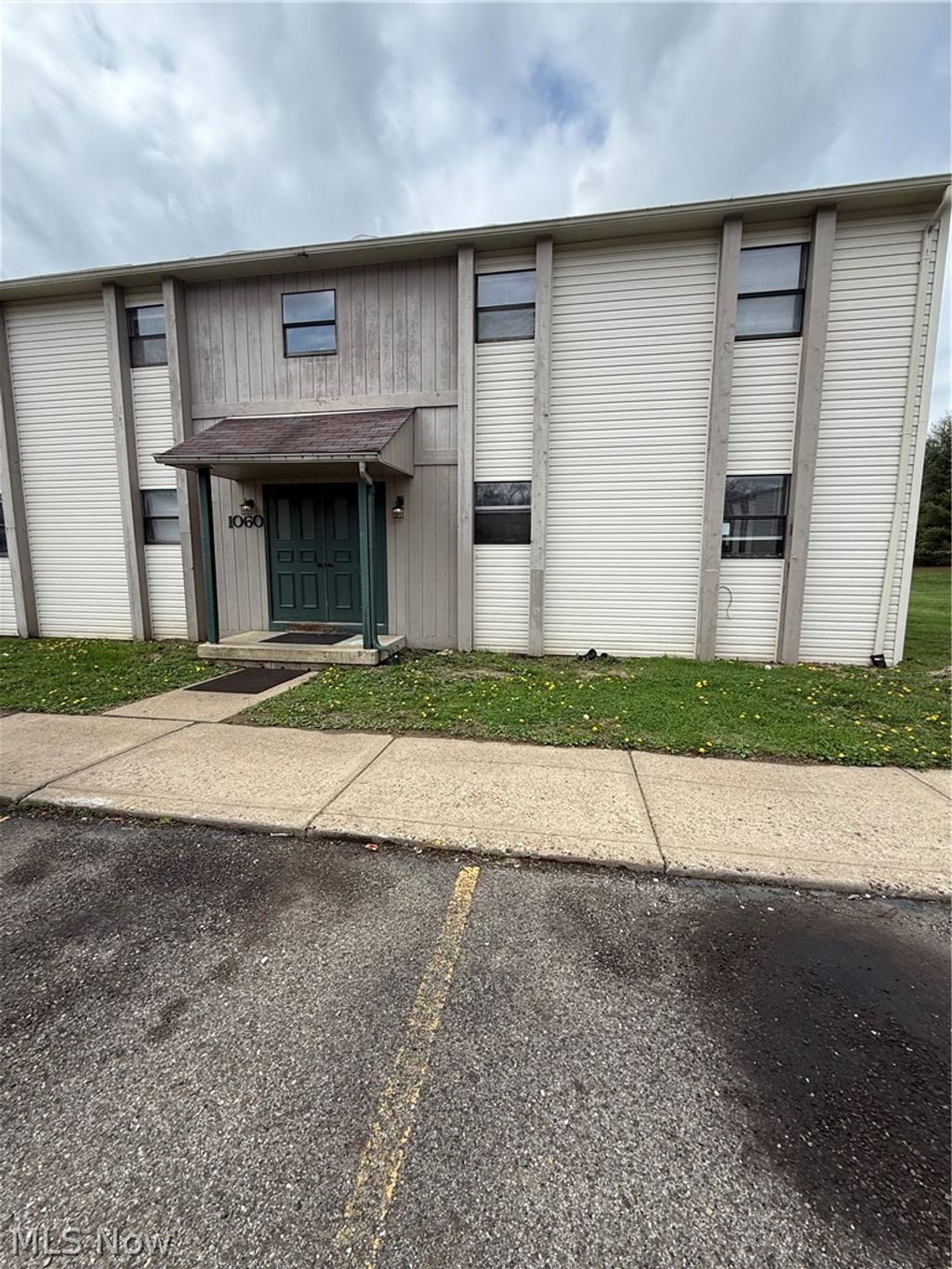Photo of 1060 Brandywine Boulevard #H, Zanesville, OH 43701 (MLS # 5198625)