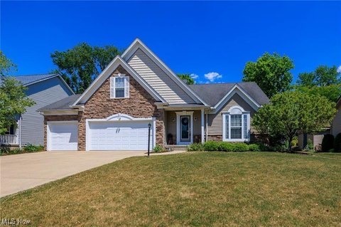 2035 Glenmont Drive, Brunswick, Ohio image 1