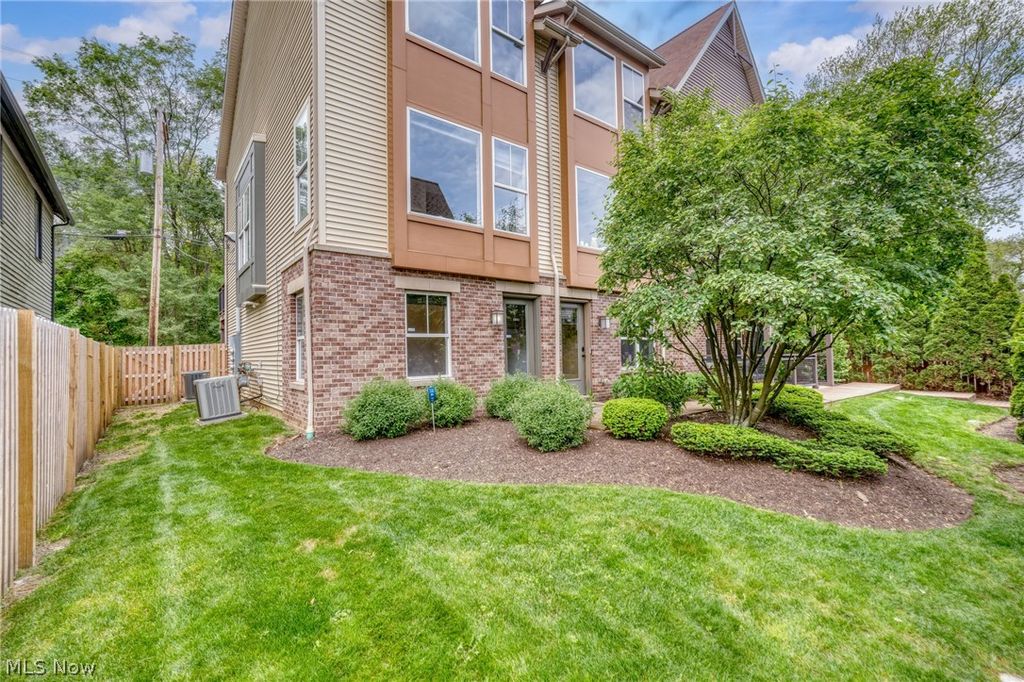 Photo of 3901 Vine Court, Cleveland, OH 44113 (MLS # 5211396)