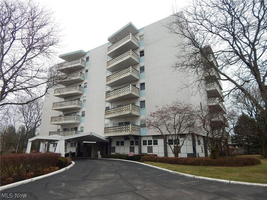 Fabulous opportunity to rent first floor unit @ the Carlton House Property. Large living area, dining room, featuring oversize bedroom. 
Enjoy the fully appl. kitchen, Oversize bathrooms for all your convenience. Shared laundry/storage with one other tenant. 
Covered parking, Common area for gathering at lobby Room.
