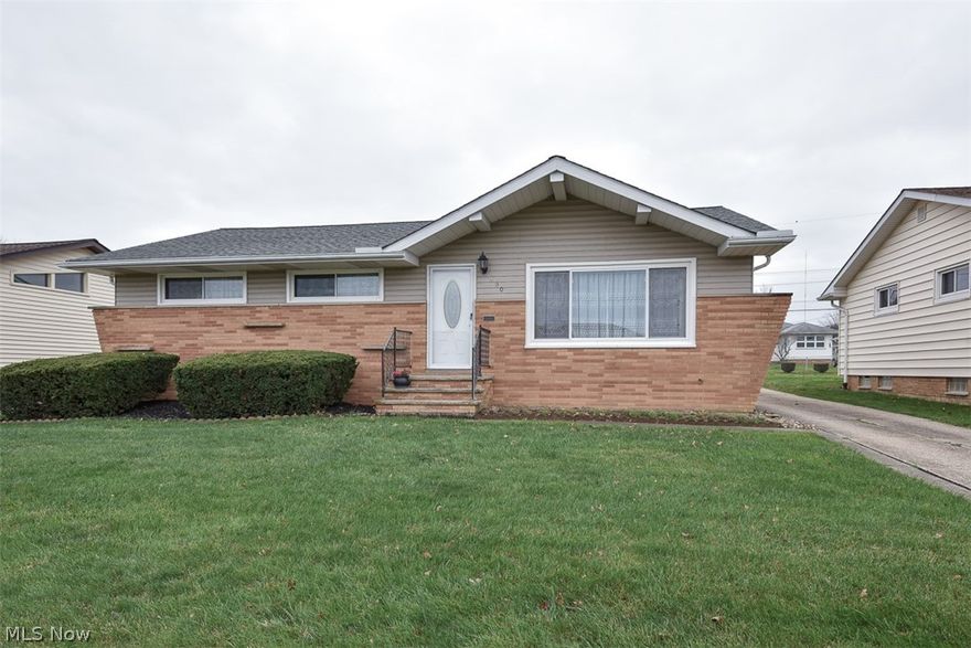 This is a fantastic Ranch in Seven Hills. Has 3 bedrms, 2.5 baths and is conveniently located near shopping & dining. This is a move-in ready home w/all appliances. This home has just about everything including a finished basement w/full bath.