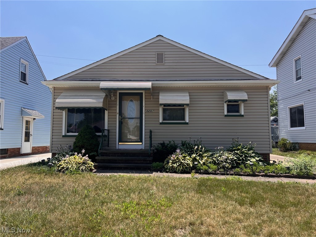 3 bed 1 bath detached garage, SF rental in Parma. Parma City Schools. No evictions, no felonies, min 600 credit score, 3x the rent in gross income. 1 Month security deposit. Tenants pay all utilities. 12 month lease.