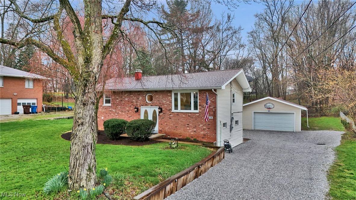 738 Chenoweth Drive, Akron, Ohio image 3