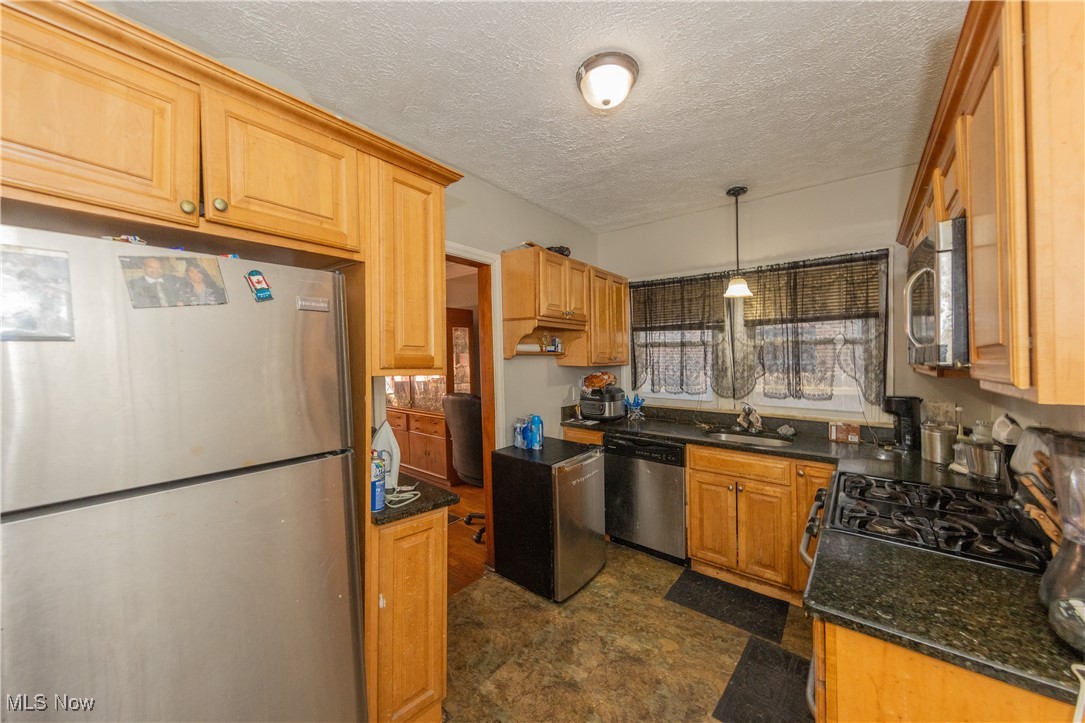 Cleveland, Ohio 44120, United States, 8 Bedrooms Bedrooms, ,3 BathroomsBathrooms,Residential,Contingent,93337