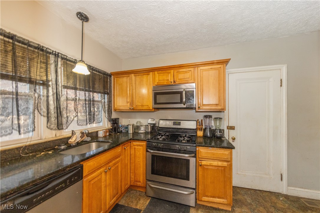 Cleveland, Ohio 44120, United States, 8 Bedrooms Bedrooms, ,3 BathroomsBathrooms,Residential,Contingent,93337