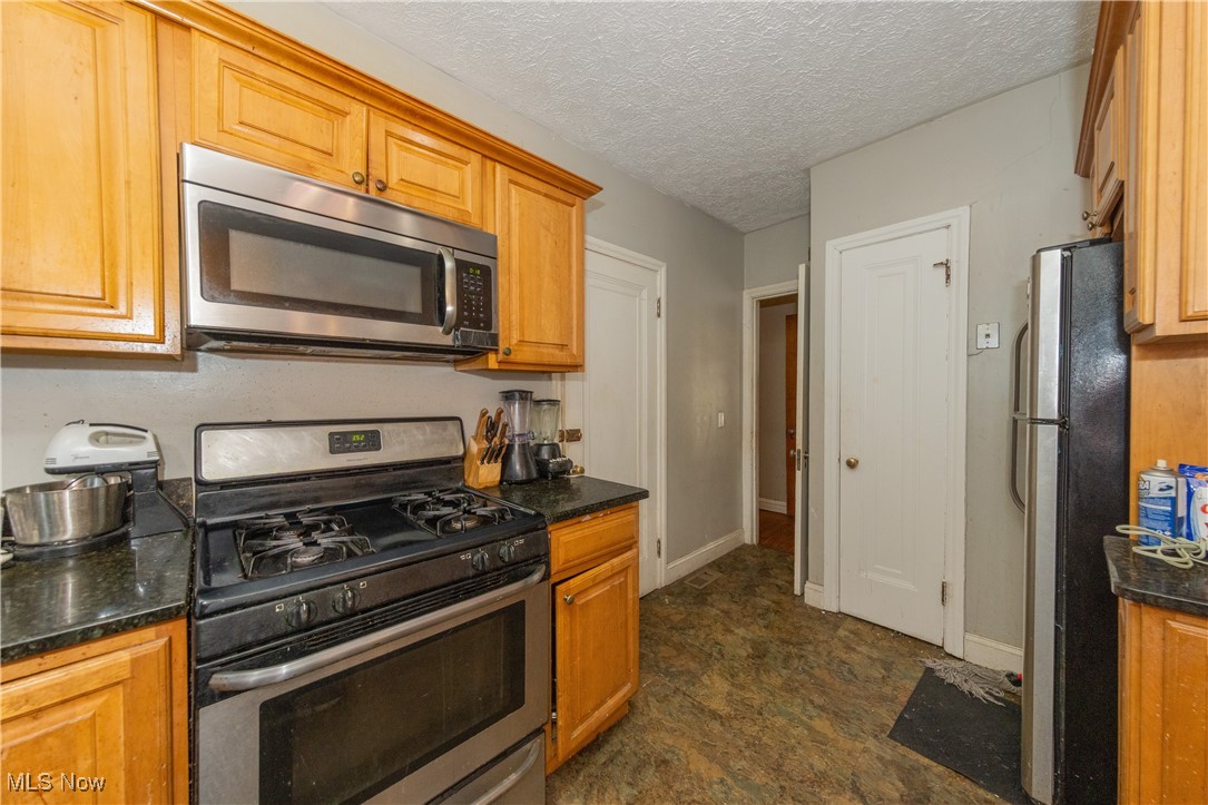 Cleveland, Ohio 44120, United States, 8 Bedrooms Bedrooms, ,3 BathroomsBathrooms,Residential,Contingent,93337