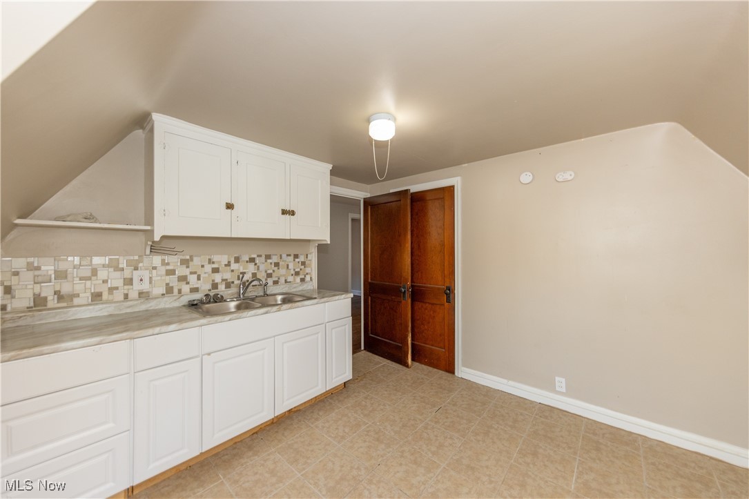 Cleveland, Ohio 44120, United States, 8 Bedrooms Bedrooms, ,3 BathroomsBathrooms,Residential,Contingent,93337