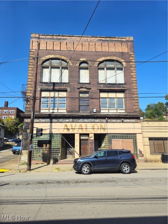 Main image without alt text