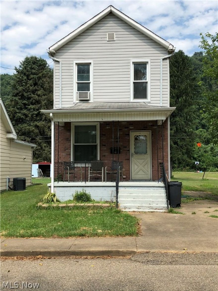 This 2 bedroom home in boasts large rooms and an eat in kitchen in the heart of Tiltonsville close to Route 7!  Great starter or investment property!