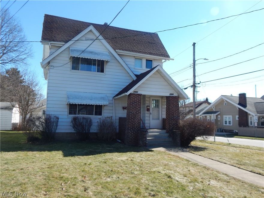 Updated duplex , newer kitchen, freshly painted